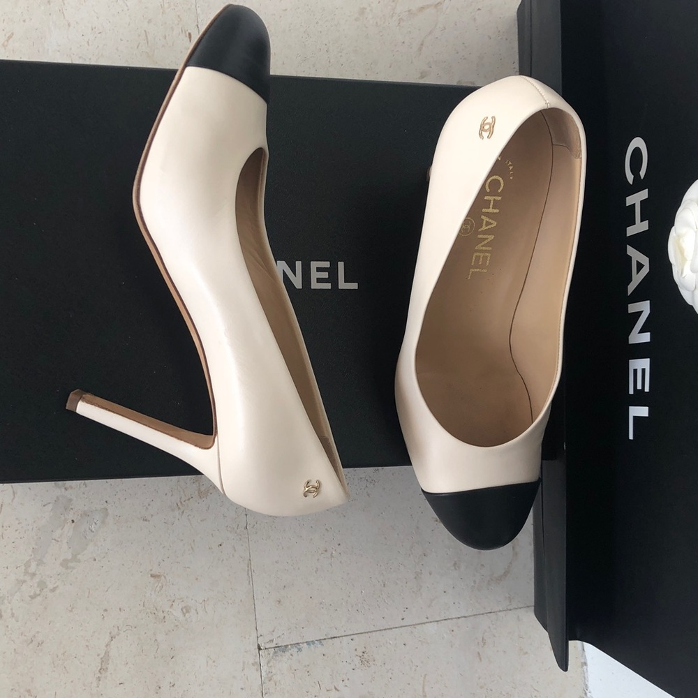 CHANEL Two-Tone Cap -Toe Pumps in Cream and Black .Size 39 - Picture 2 of 12
